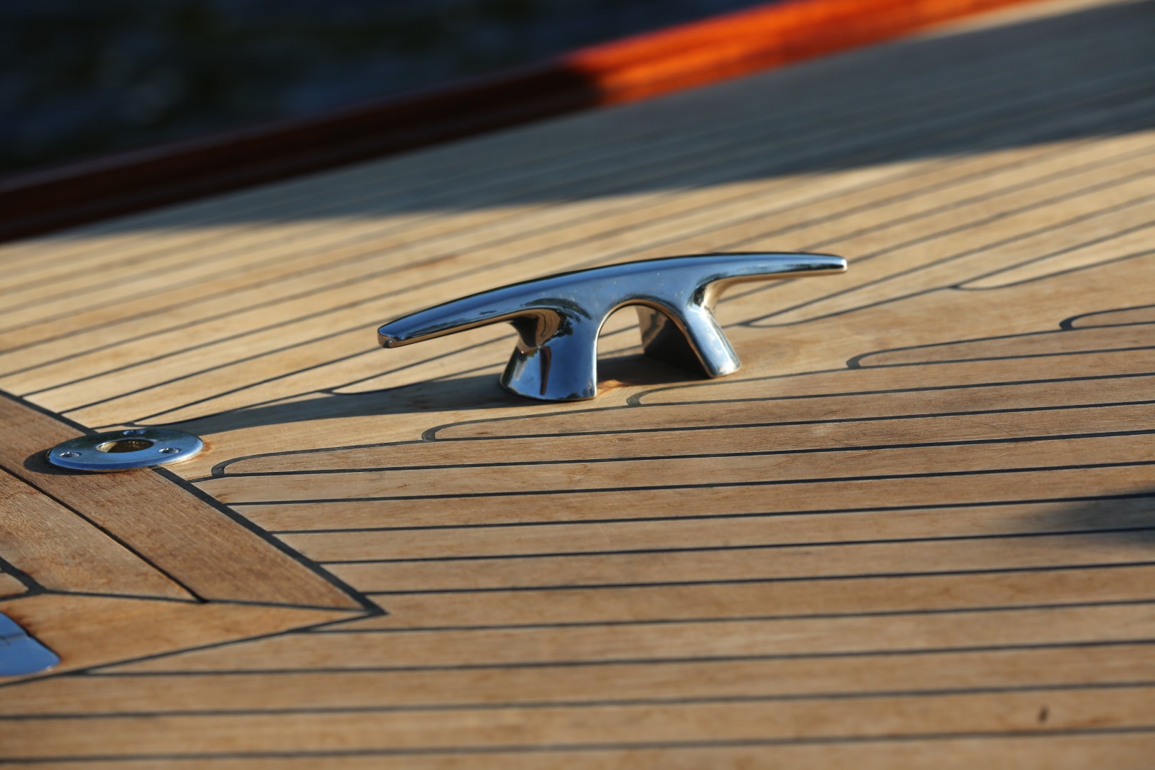 Detail van het hoogwaardige dekwerk en RVS beslag