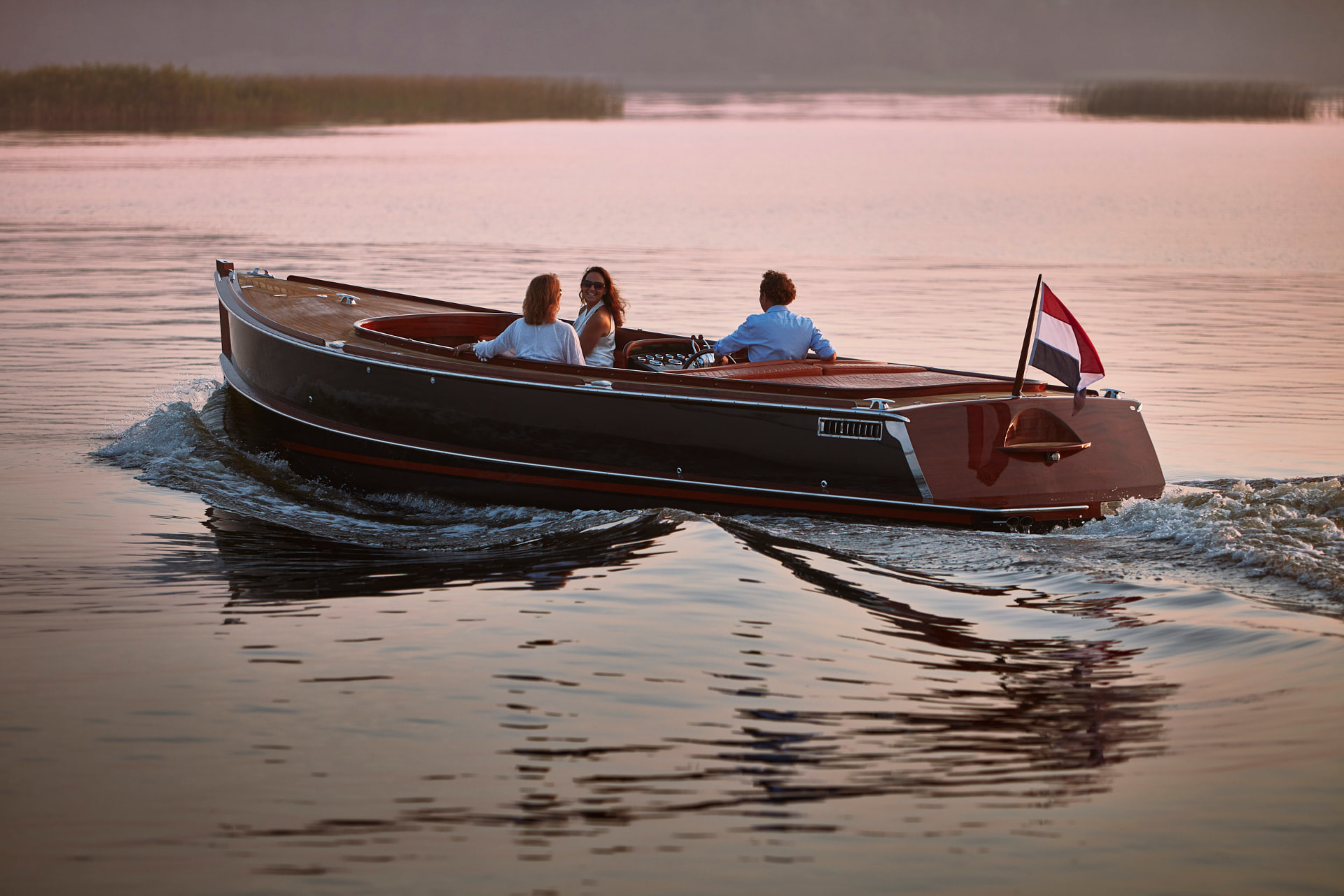 Brandaris Barkas met gasten op het water