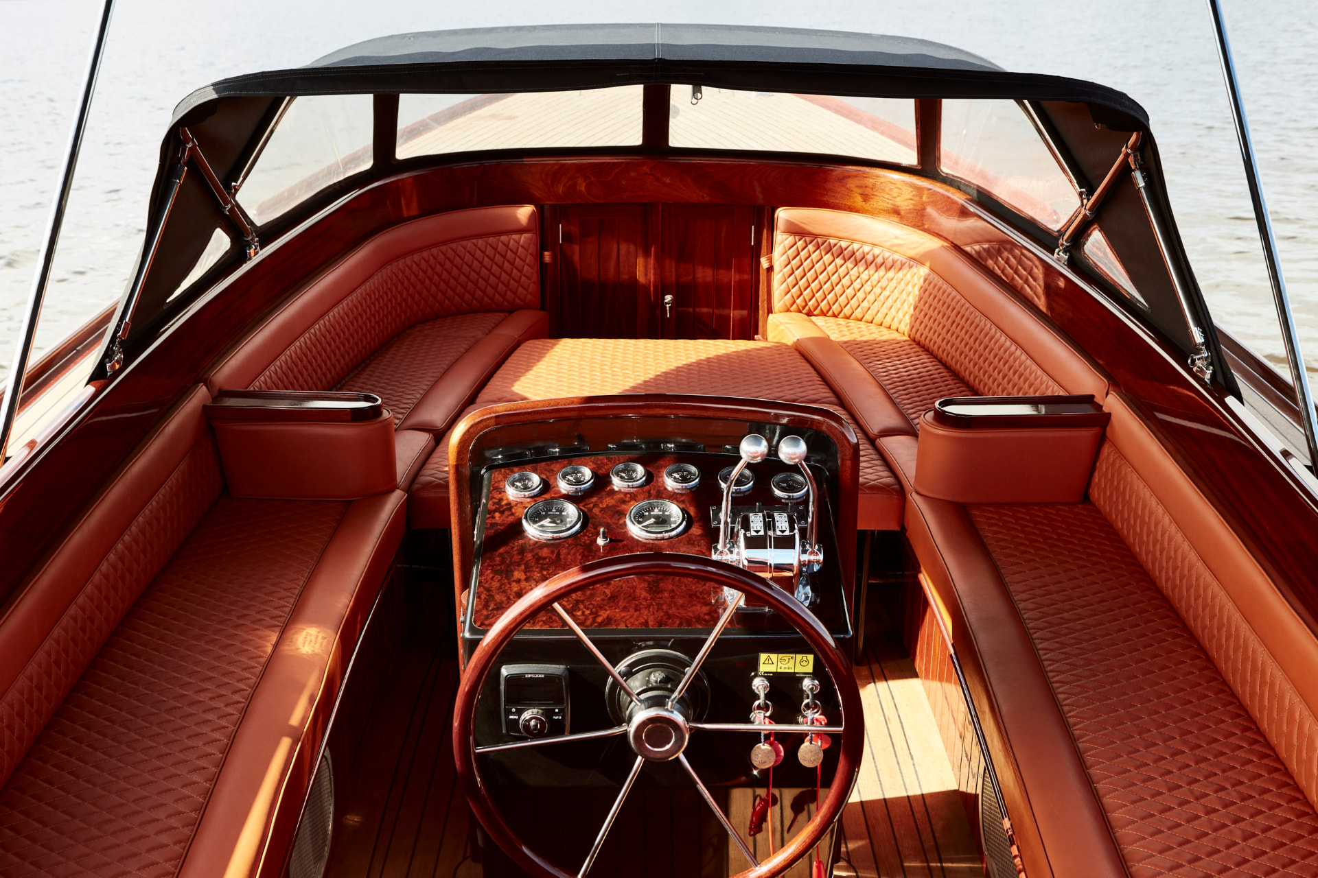 Het verfijnde interieur en dashboard van een Brandaris Barkas